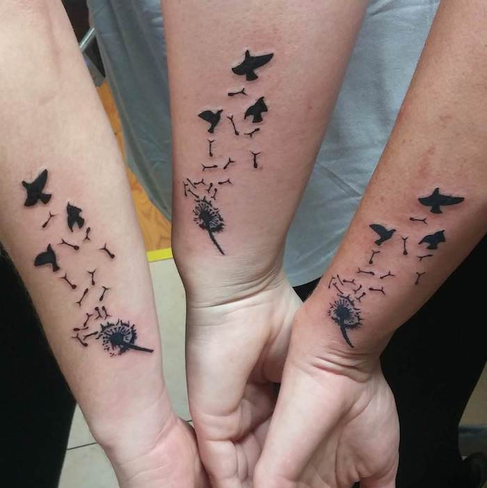 familien tattoo, blumen tattoo in kombination mit fliegenden vögeln