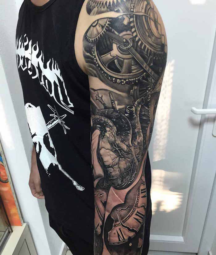 tattoo vorlagen männer, mann mit biomechanischer tötowierung am arm, biomechanik tattoo ganzer arm 