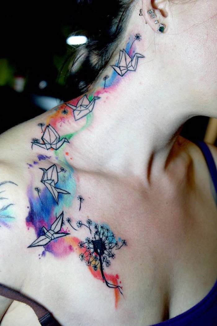 tattoo symbole, frau mit wasserfarben tattoo am necken, origami tattoo