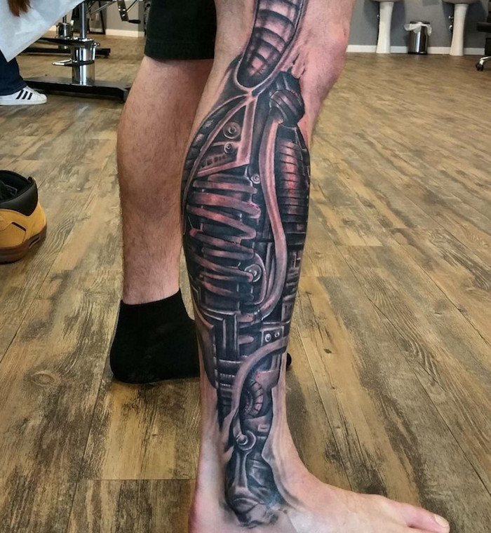 tattoo vorlagen männer, mann mit schwarz-grauer tätowierung am bein