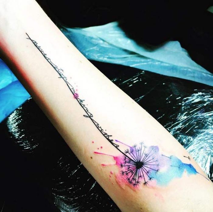 tattoo symbole, wasserfarben tattoo in blau, lil und rosa am arm