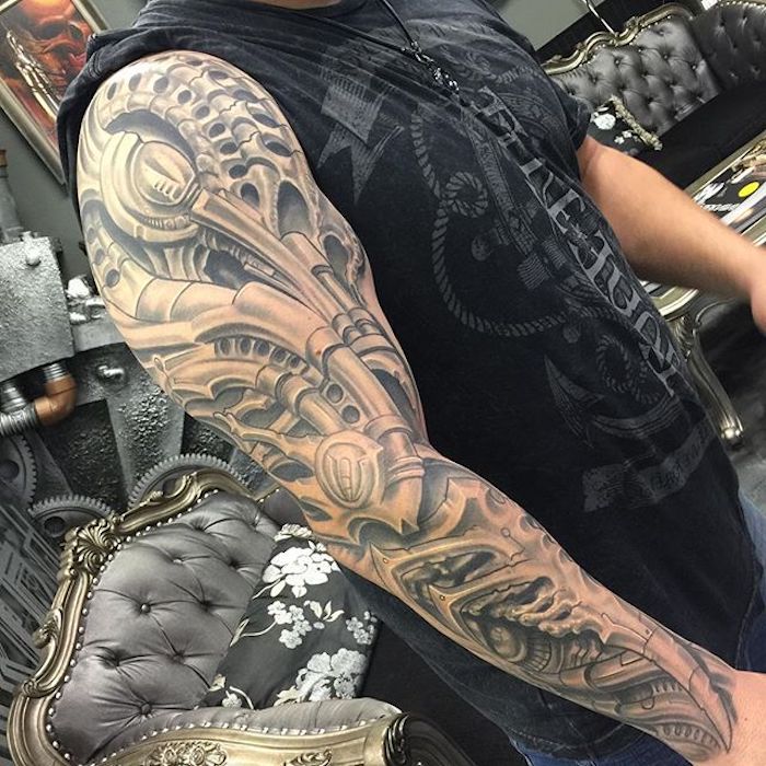 tattoo vorlagen männer, mann mit sleeve tattoo, große tätowierung am arm