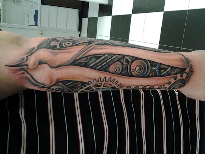 arm tattoo mann, tätowierung mit knochen und maschinenteilen