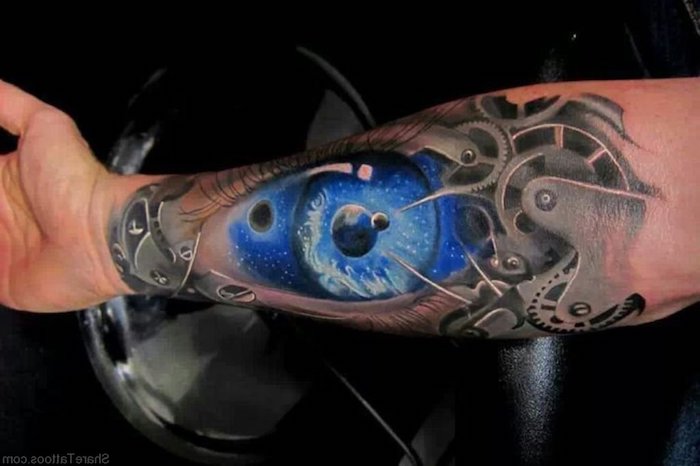 arm tattoo mann, 3d tatowierung mit planeten und maschinenteilen