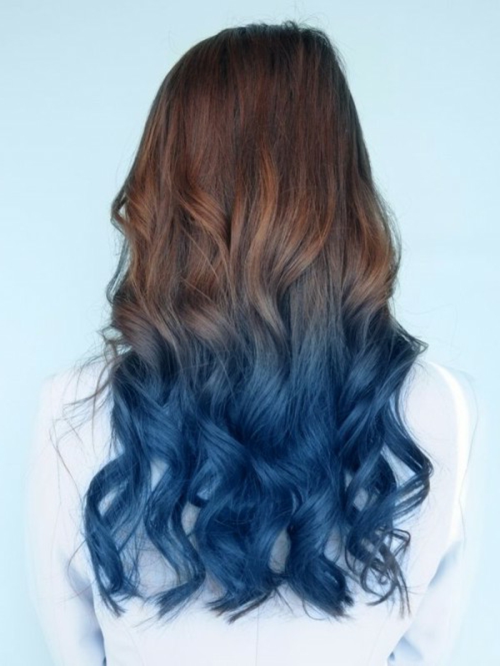 Ombre Kastanienbraun-Blau, lange Haare, mit Locken, Ideen für auffällige Damenfrisuren, weißes Hemd