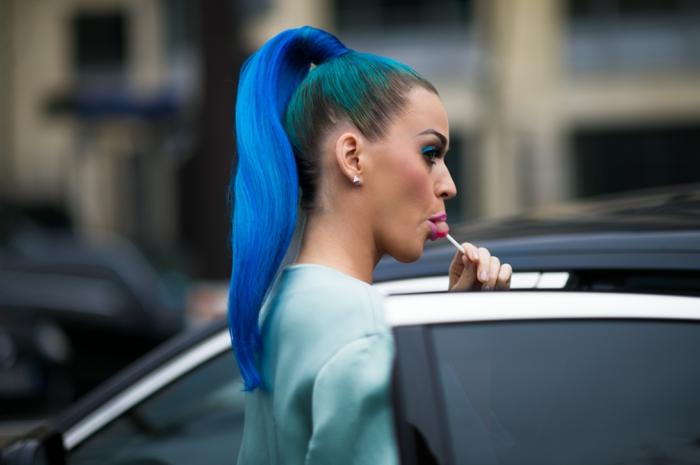 Katy Perry mit blauem Pferdeschwanz, pfirsich Rouge, blaue Lidschatten, Paparazzi-Foto, Lutscher