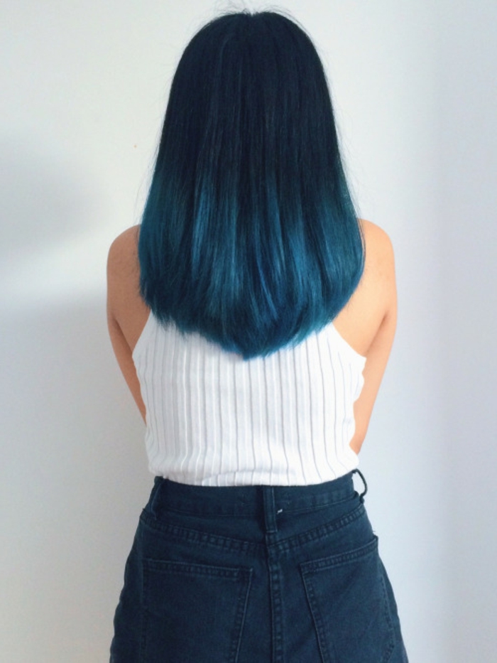 lange, glatte Haare, Ombre Schwarz-Blau, weißer Top, Jeans-Rock, Ideen für auffällige Damenfrisuren