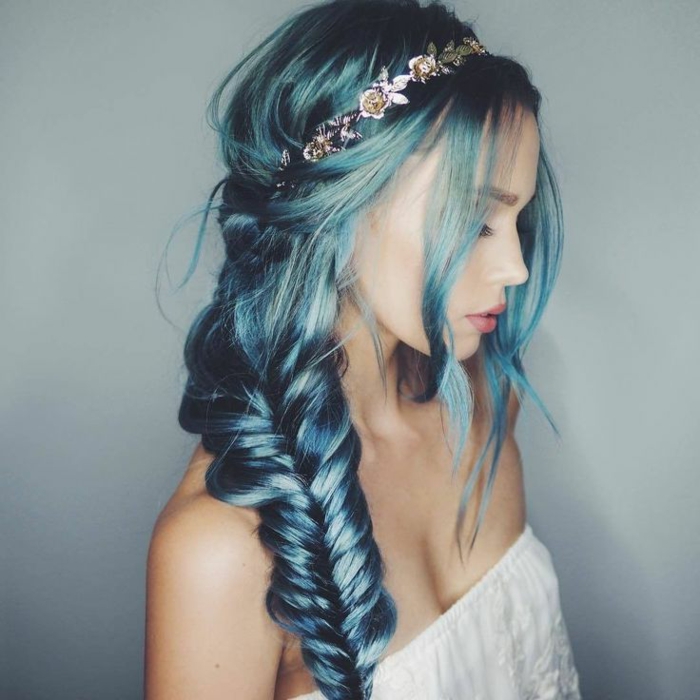 Blaue Haarfarbe, tolle Frisur- Zopf, silberner Haarschmuck, Porzellanteint, matte Lippen, weißer Top