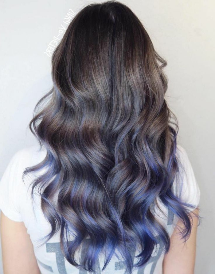 blaue Strähnen bei dunklen Haaren, langes Haar, schöne Locken, auffällige Frisuren für Damen