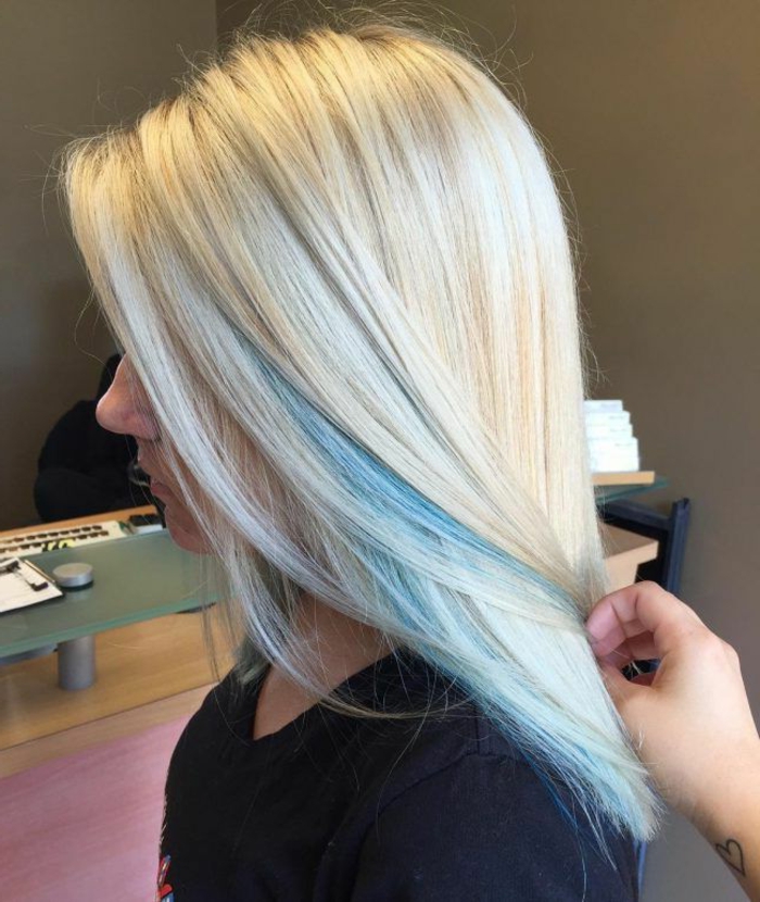 blonde Haare mit blauen Strähnen, langes und glattes Haar, coole Ideen für Damenfrisuren