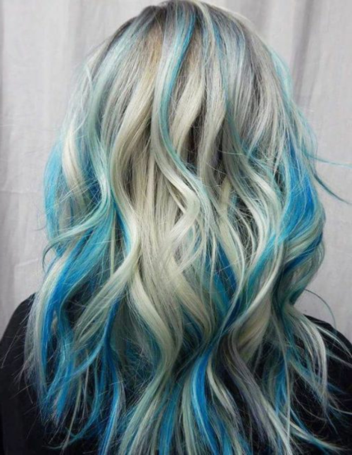 blonde Haare mit blauen Strähnen, langes Haar, schöne Locken, Ideen für auffällige Damenfrisuren