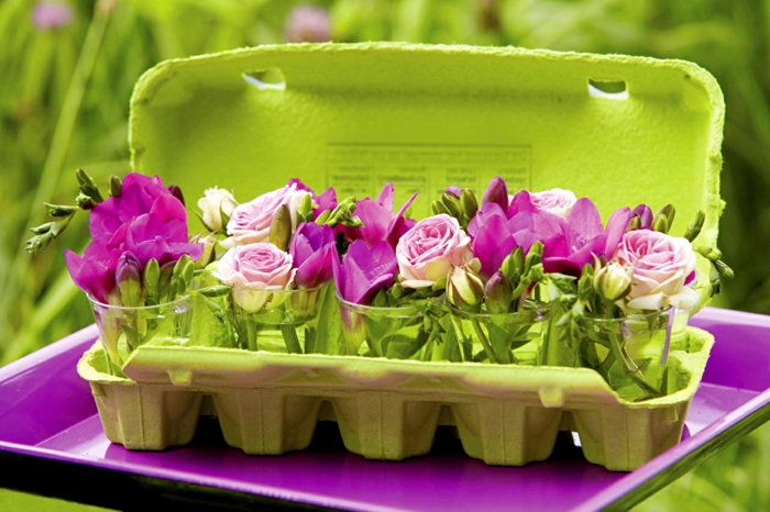 Blumen im Eierkarton, schöne Geschenkidee zum Nachmachen, kleine violette und rosafarbene Rosen