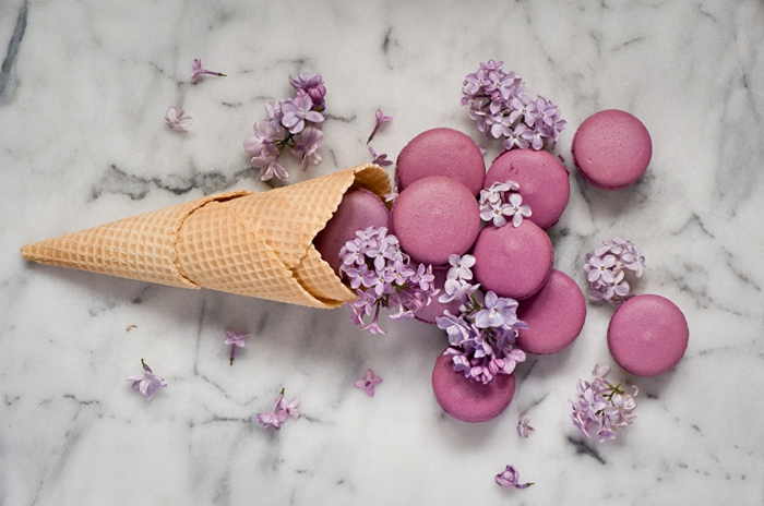 Schöne Hintergrundbilder mit Blumen, Fliederblüten, französische Macarons, Waffel, lila Eiscreme