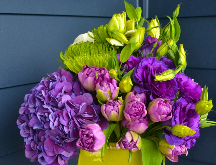 Blumenstrauss aus Hortensien und Pfingstrosen, lila Nuancen, Geschenkidee für die liebe Frau