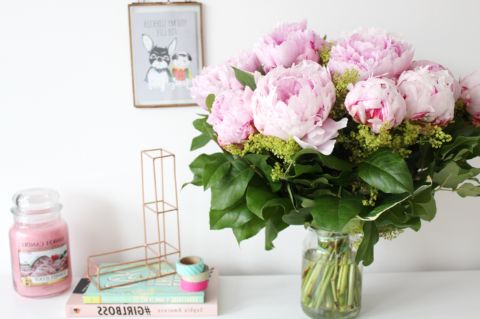 Pfingstrosenstrauss im Einmachglas, rosafarbene, große Blüten, zwei Bücher und Klebeband daneben
