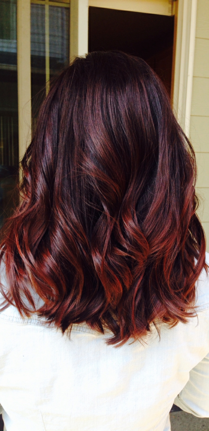 Haare rot färben, verschiedene Rottöne, dunkelrote Haare mit Locken, weißes Hemd