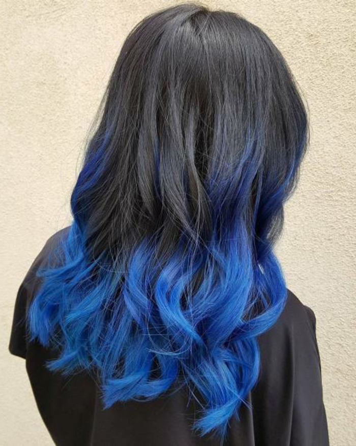 Ombre Schwarz-Blau, lange Haare, schöne Locken, tolle Ideen für auffällige Damenfrisuren