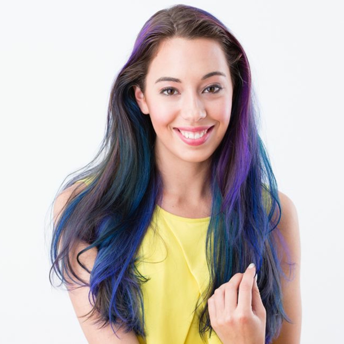 bunte Haare, schwarzes Haar mit blauen und lila Strähnen, natürlicher Make-up, gelber Top