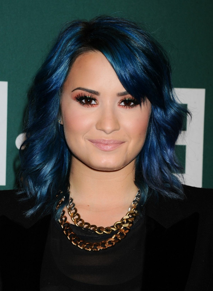 Demi Lovato mit blauen Haaren, matte Lippen, pfirsich Rouge und Lidschatten, goldene Kette