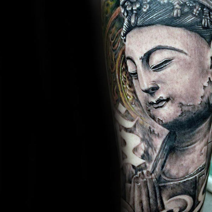 chinesische tattoos, tätowierung in schwarz und grau mit buddha-motiv