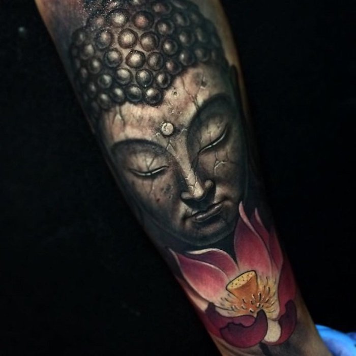 unterarm tattoo, buddha tattoo in kombination mit rosa lotus
