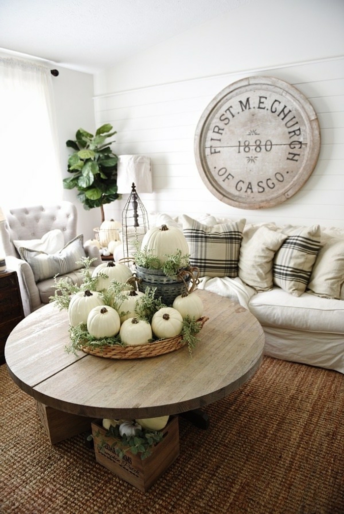 das Wohnzimmer herbstlich dekorieren, weiße Kürbisse als Tischdeko, tolle Ideen für Herbstdeko