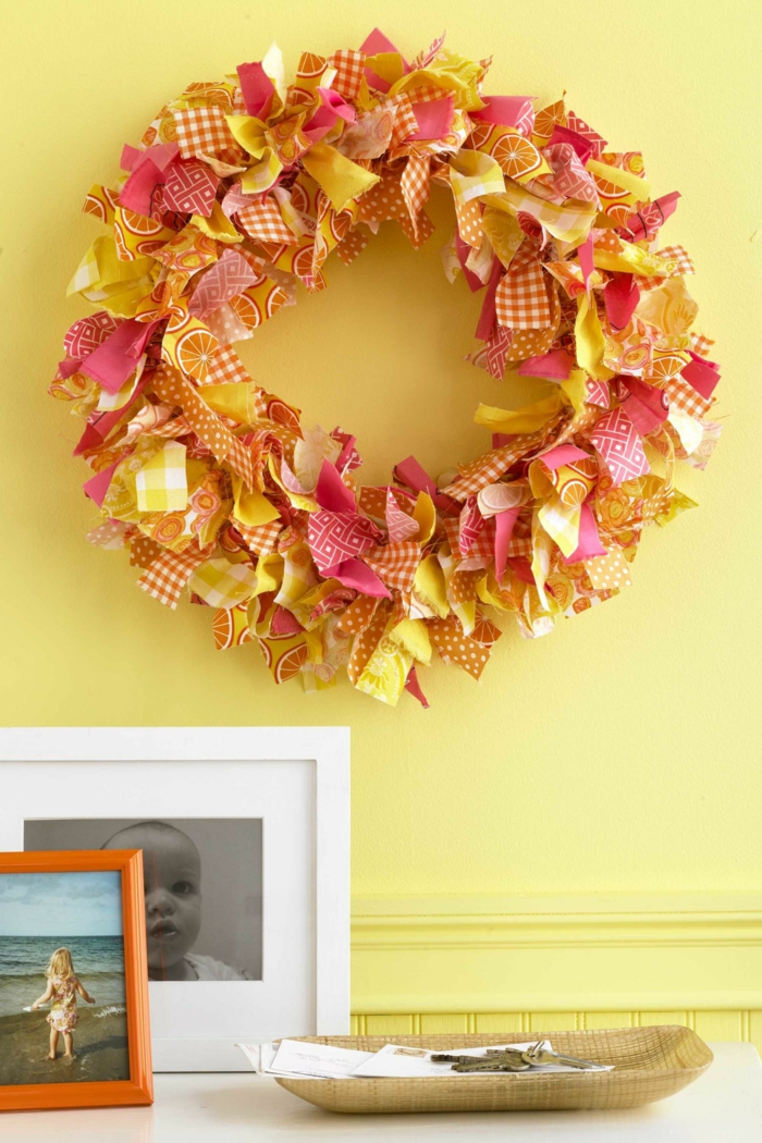 herbstlichen Kranz aus Papier selber basteln, frische Farbtöne- Gelb, Orange und Rosa, Deko für Tür oder Wand