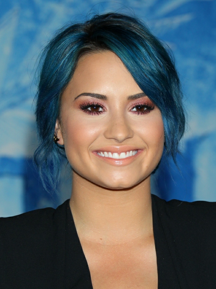 Demi Lovato, blaue Haare, pfirsich Lippenstift, Rouge und Lidschatten, olivfarbene Haut, schwarzer Blazer