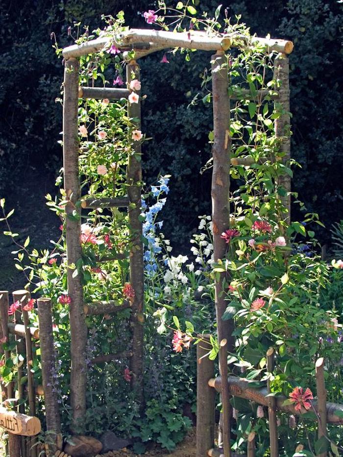 gartengestaltung kleine gärten, konstruktion aus holz dekoriert mit rosa blumen
