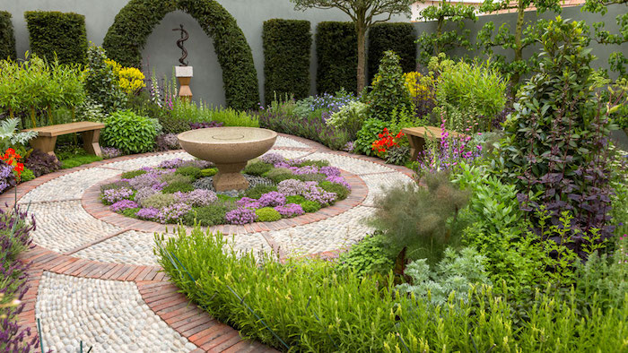 gartengestaltung kleine gärten, gartendesign mit vielen pflanzen und fontäne im zentrum