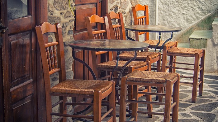 Ratan Stühle im Außenbereich und kleine Glastische - Gastronomie Stühle und Tische