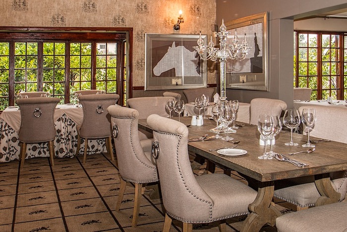 ein modernes Restaurant mit gepolsterten Stühlen - Gastronomie Stühle und Tische