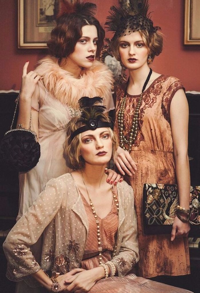 Gatsby Style Party, Tüllenkleid, Pelzschal, Kleid mit Applizierung, runde Handtasche