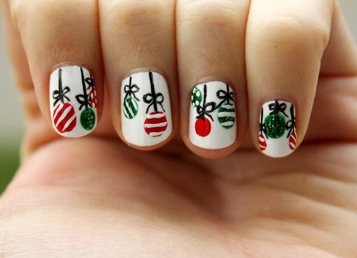 nageldesign mit weihnachtskugeln dekorationen weiße nägel rot und grün dekoriert