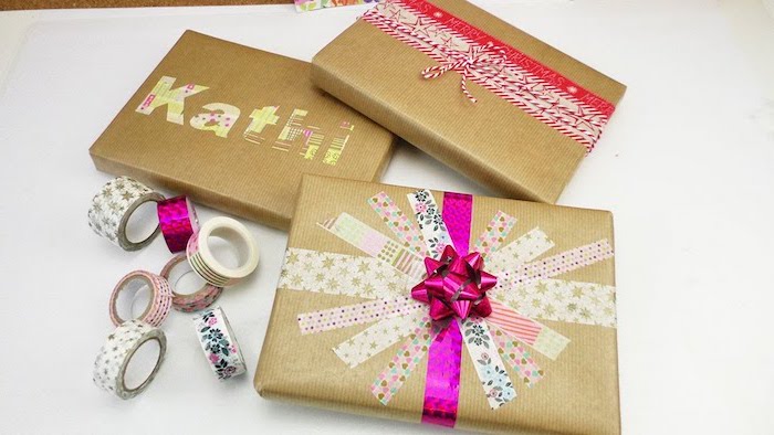 Geschenkverpackungen mit Namen, bunte Klebebänder, mit farbigen Klebestreifen verzieren
