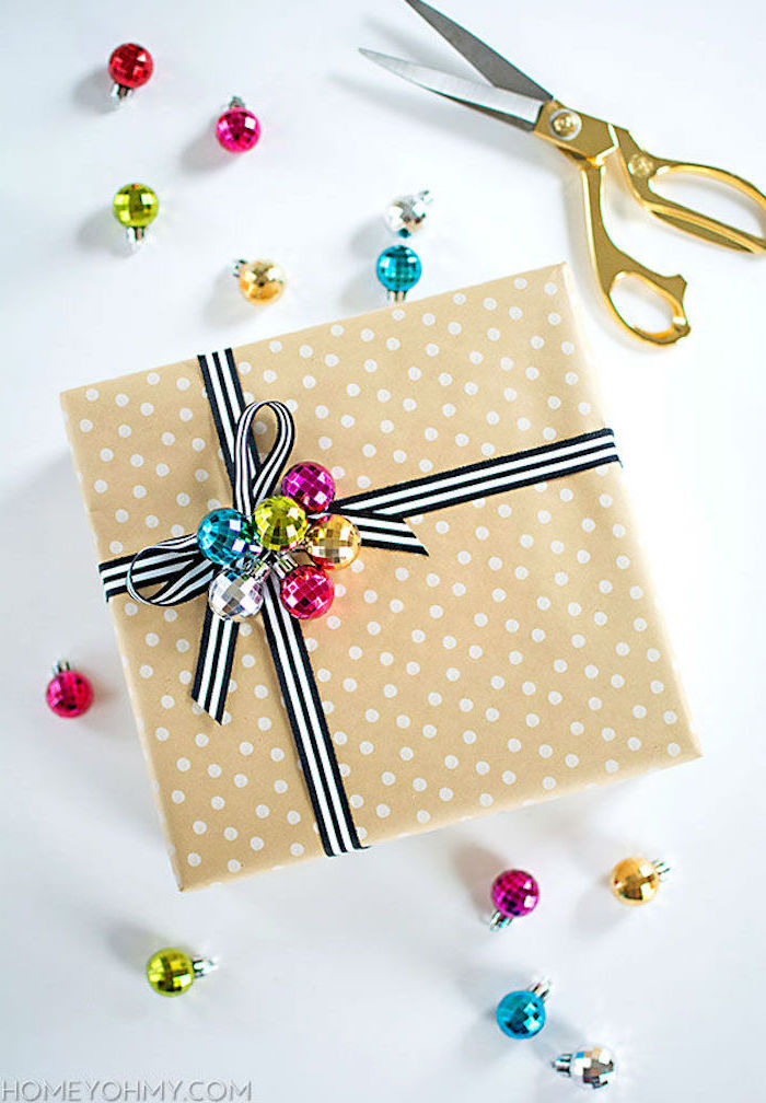Geschenke bunt verpacken, Goldpapier, kleine Weihnachtsbaum Kugeln
