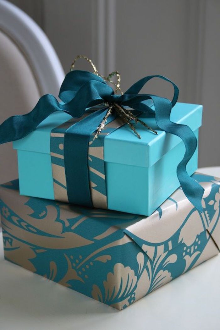 qadratische Box, dekoriert mit blauem Geschenkband, Glanzpapier in zwei Farben
