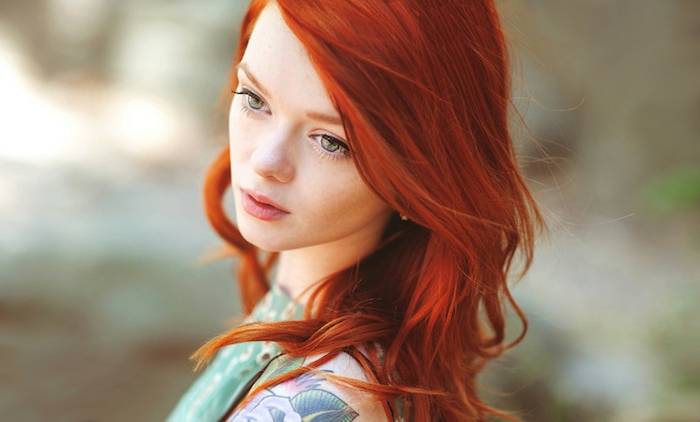 schönes Mädchen mit roten Haaren, Schneewittchen-Teint, grünen Augen, rosa Lippen