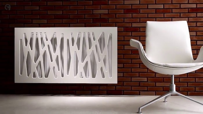 eine Designer Heizkörper Abdeckung in weißer Farbe neben einem weißen Stuhl
