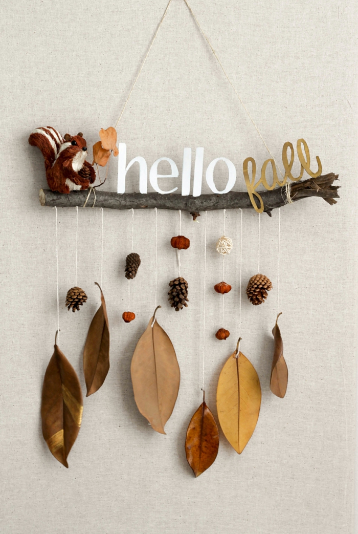 Herbstdeko selber basteln- Hallo Fall, Herbstblätter, Zapfen und kleines Eichhörnchen, einfache und effektvolle Dekoideen