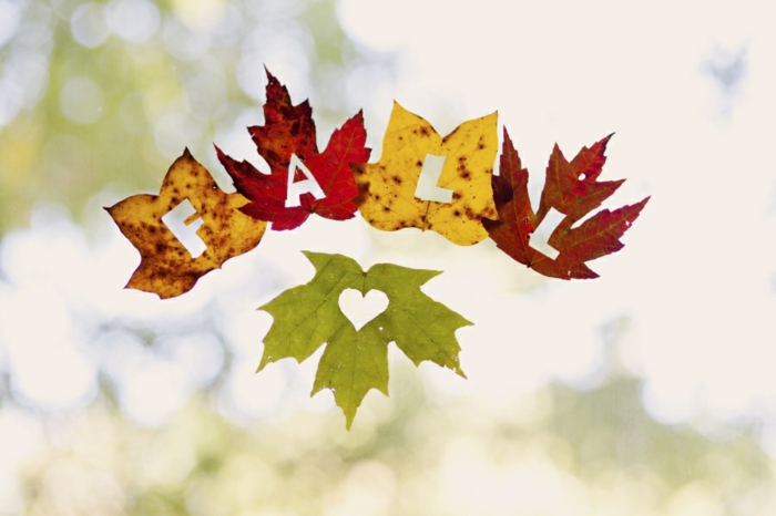 herbstliche Fensterdeko basteln, Herbstblätter ausschneiden, Fall und Herz, Blätter in verschiedenen Nuancen