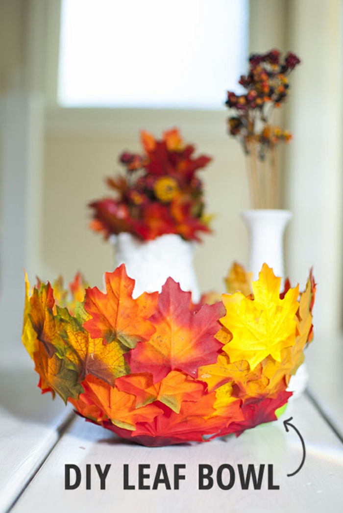 Schale aus Herbstblättern und Luftballon selber machen, herbstliche Tischdeko fürs Wohnzimmer basteln