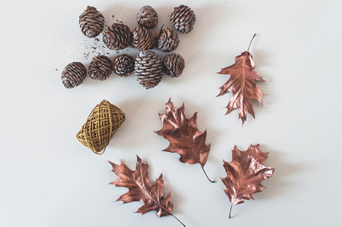 DIY Girlande aus Zapfen und Herbstblättern, tolle Ideen für kreative Menschen, Herbstdeko einfach gemacht