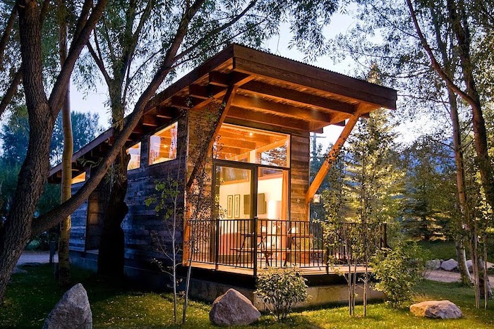 eine idee für ein schönes container landhaus mit einer schönen terrasse und mit einem tollen schönen garten mit grünen bäumen und pflanzen