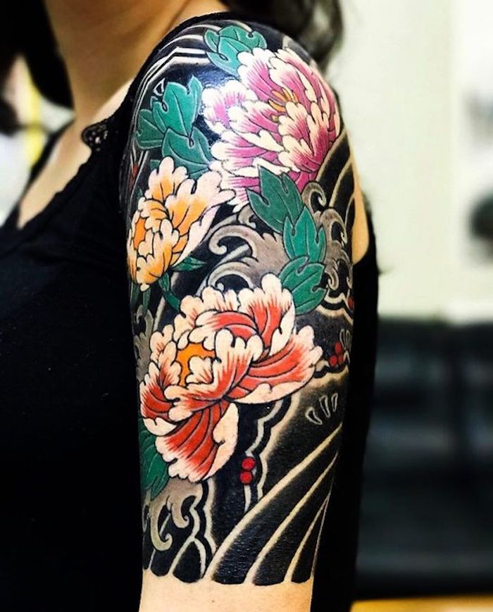 japanische tattoos für frauen, farbige tätowierung mit großen blumen