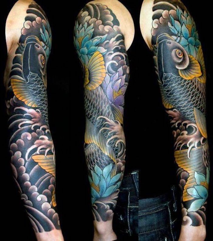 traditional tattoo an dem ganzen arm, farbige japanische tätowierung mit fisch und blumen