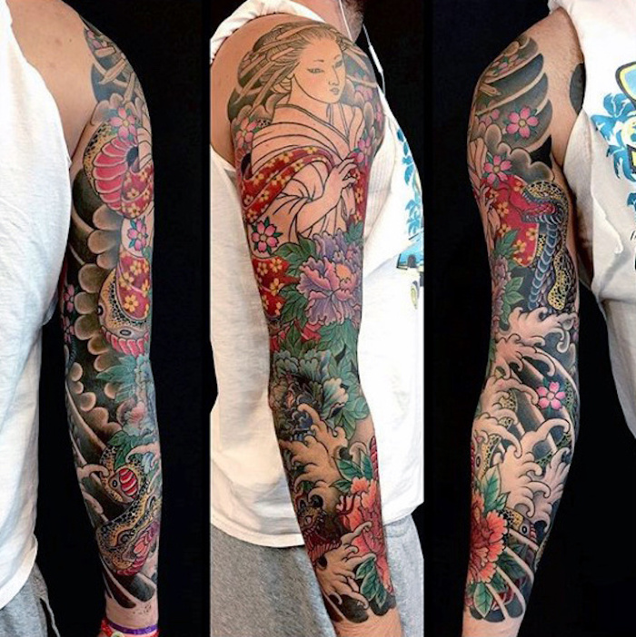 japanische tattoos, mann mit farbigem sleeve tattoo mit japanischen motiven