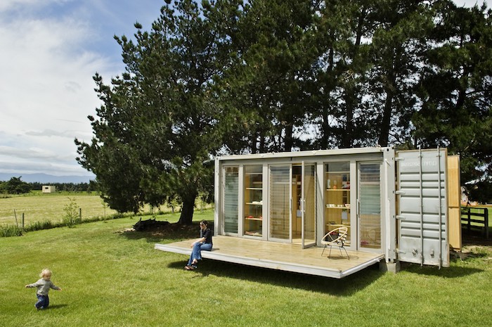 hier ist eine unserer ideen für ein schönes container haus mit terrasse und mit einem garten mit grass und bäumen und kindern