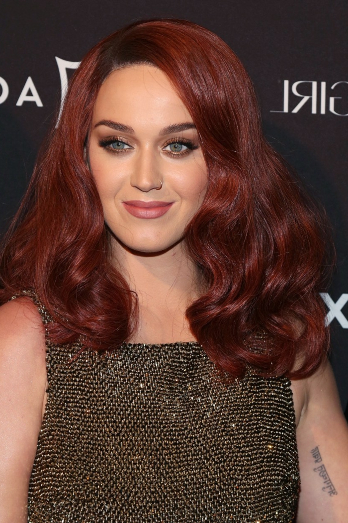Katy Parry mit dunkelroten Haaren, rotes Haar und blaue Augen-perfekter Look, casual Schminke