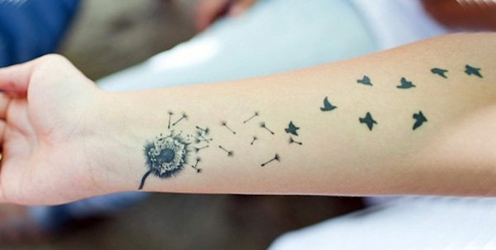 tattoos mit bedeutung, tätowierung mit blumen motiv in kombination mit fliegenden vögeln